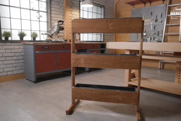 Dreistöckiges Kräuterregal aus Holz